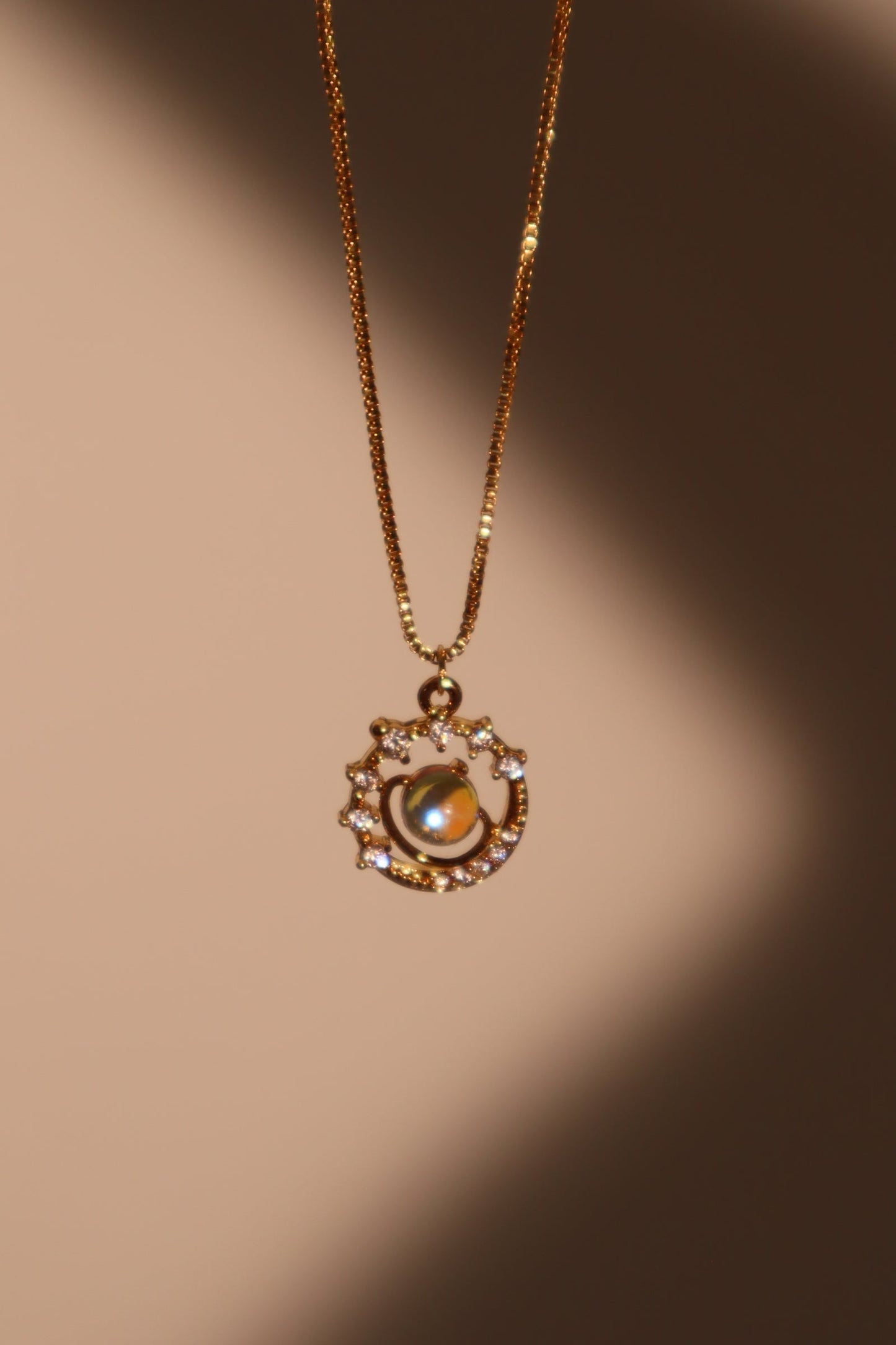 Ring met Saturnus en de Maan