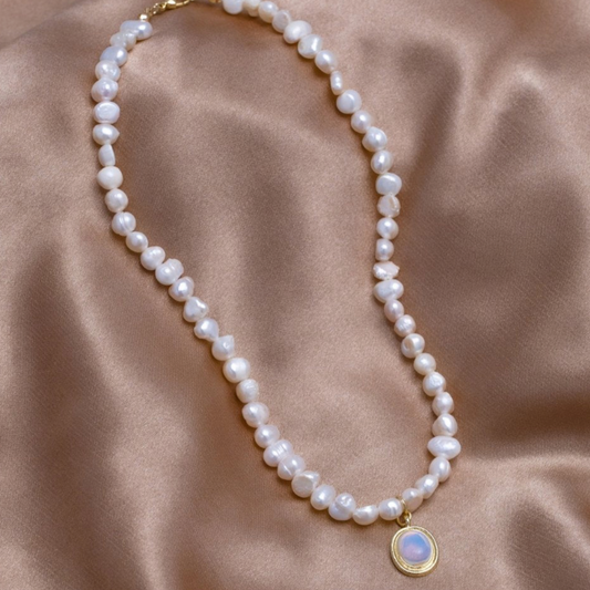 Goudkleurige ketting met parels en maanssteen