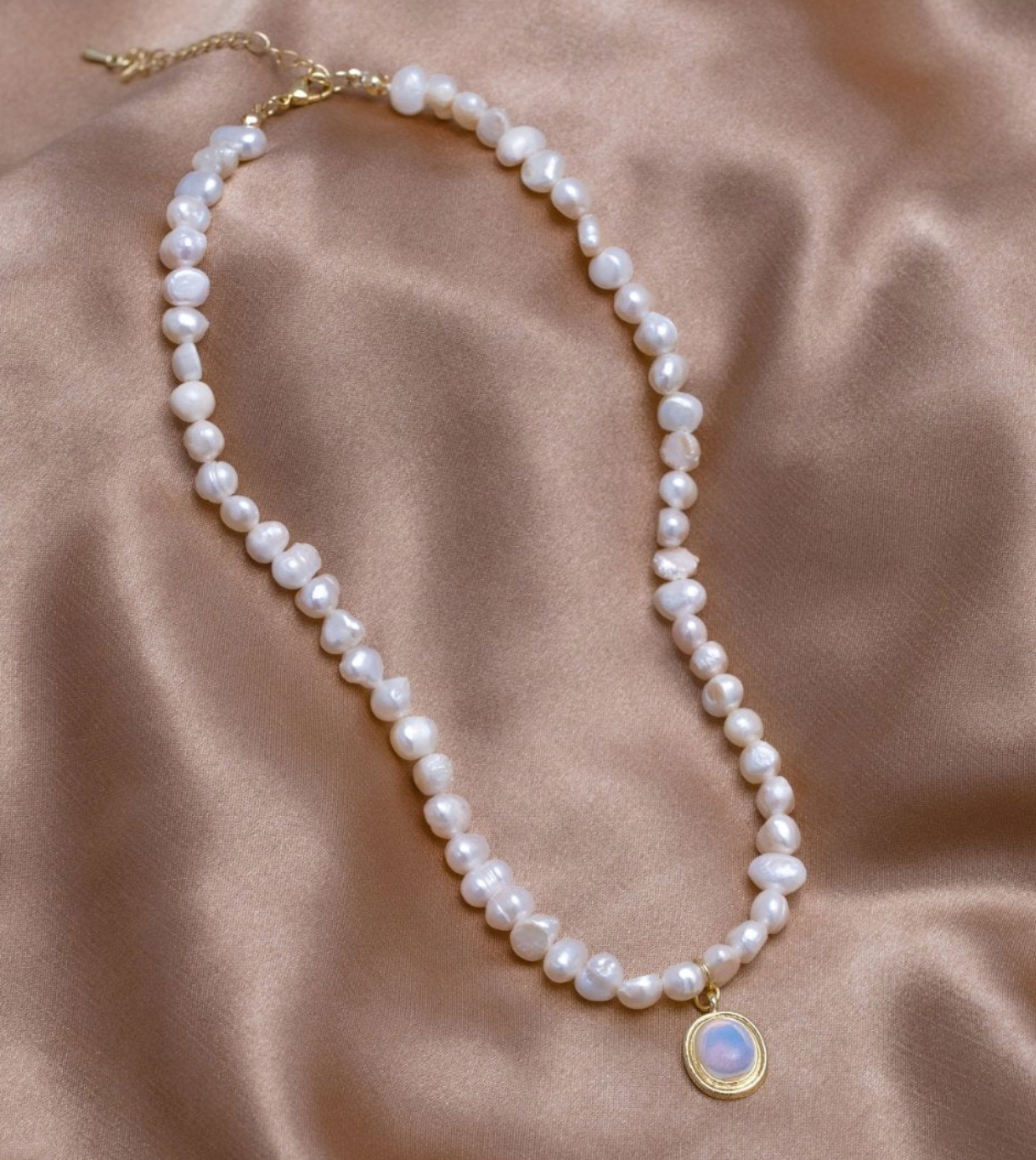 Goudkleurige ketting met parels en maanssteen