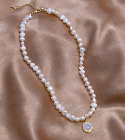 Goudkleurige ketting met parels en maanssteen