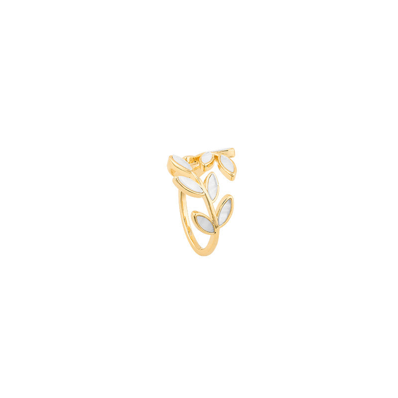 Aanpasbare gouden ring met bladmotief en witte opaal