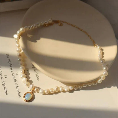 Goudkleurige ketting met parels en maanssteen