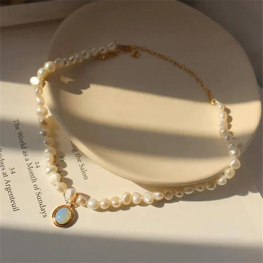 Goudkleurige ketting met parels en maanssteen