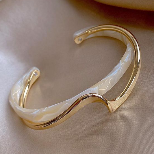 Elegante gouden armband met witte opaal