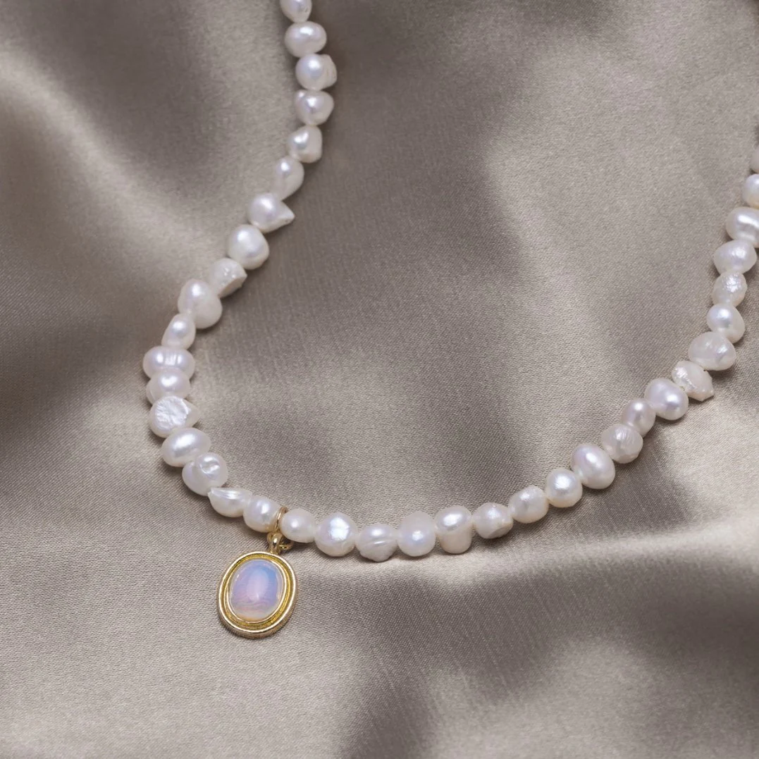 Goudkleurige ketting met parels en maanssteen