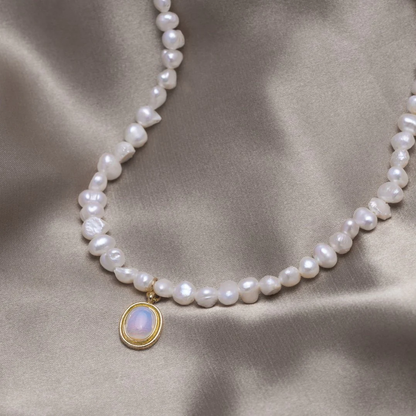 Goudkleurige ketting met parels en maanssteen